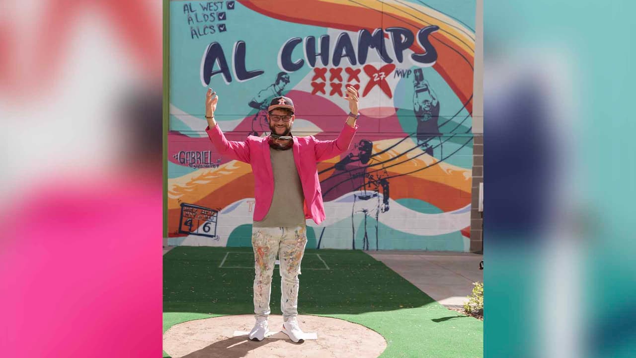 El artista del aerosol Gabriel estuvo al mando de pintar este mural.