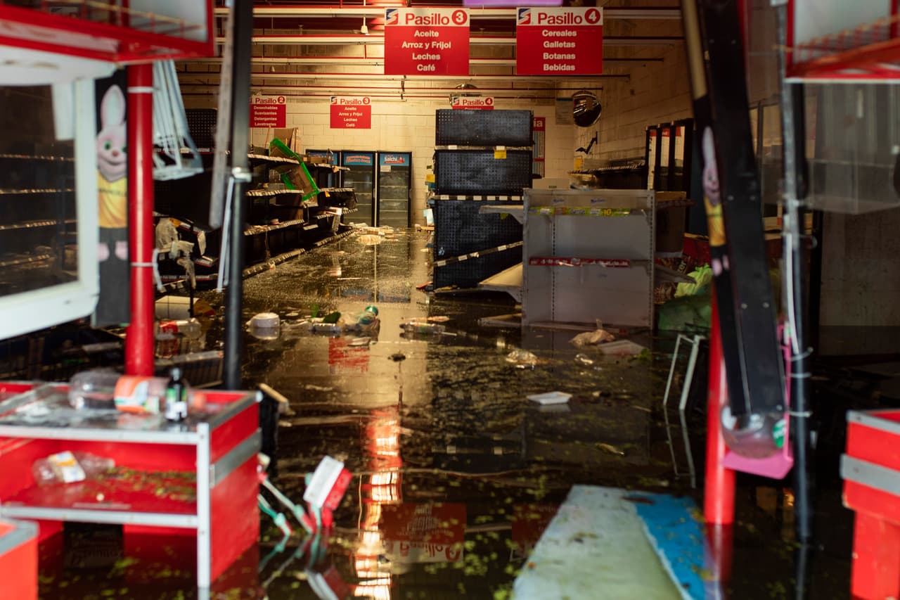 El interior de un comercio inundado en Villahermosa el 11 de noviembre.
<b>Las lluvias de las últimas 72 horas han aumentado el nivel de agua en zonas residenciales </b>previamente inundadas en Tabasco y donde el agua estaba estancada y sucia.
<br>