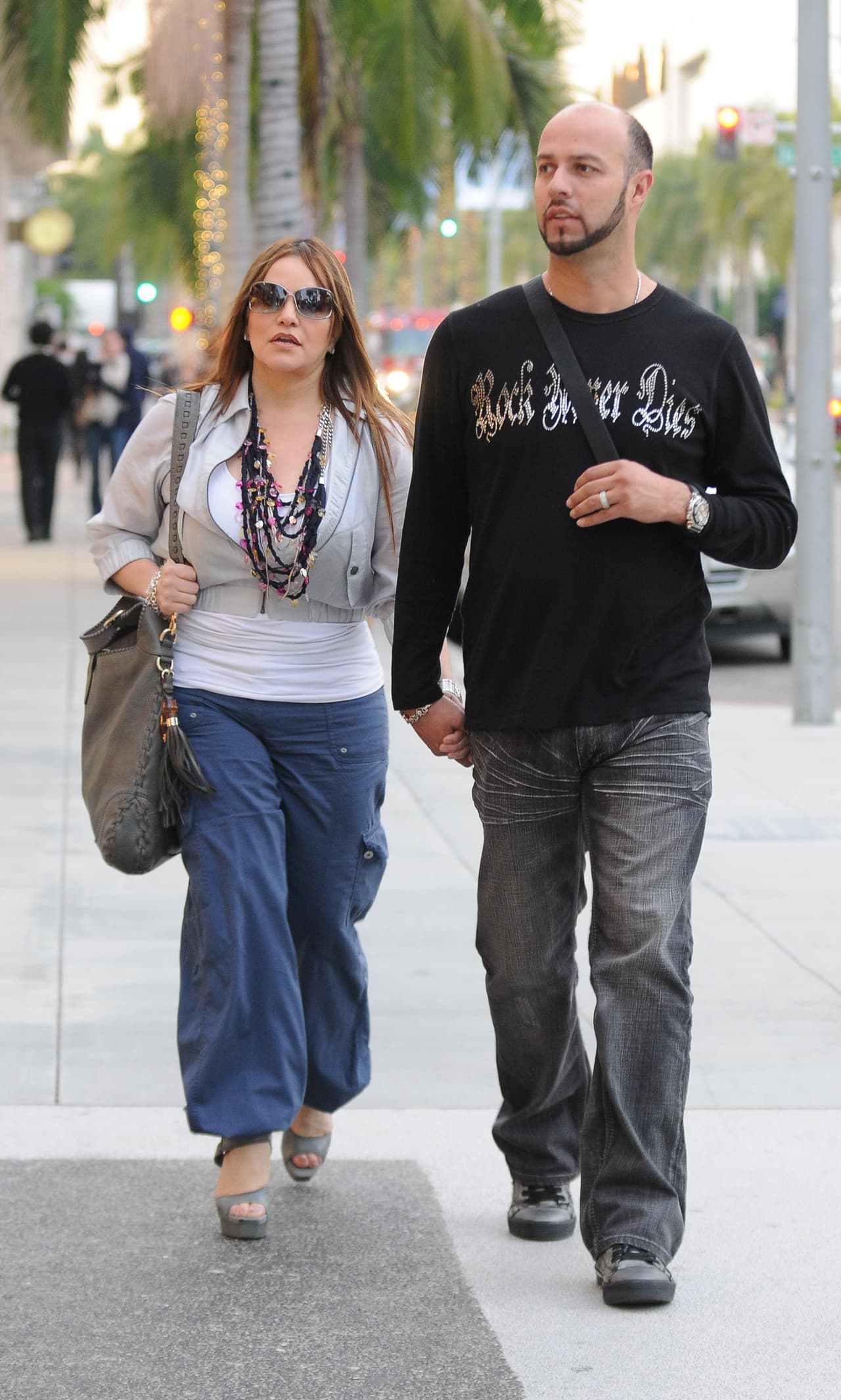 Donde simplemente optó por un pantalón azul, blusa gris, sandalias y un par de accesorios como complemento.