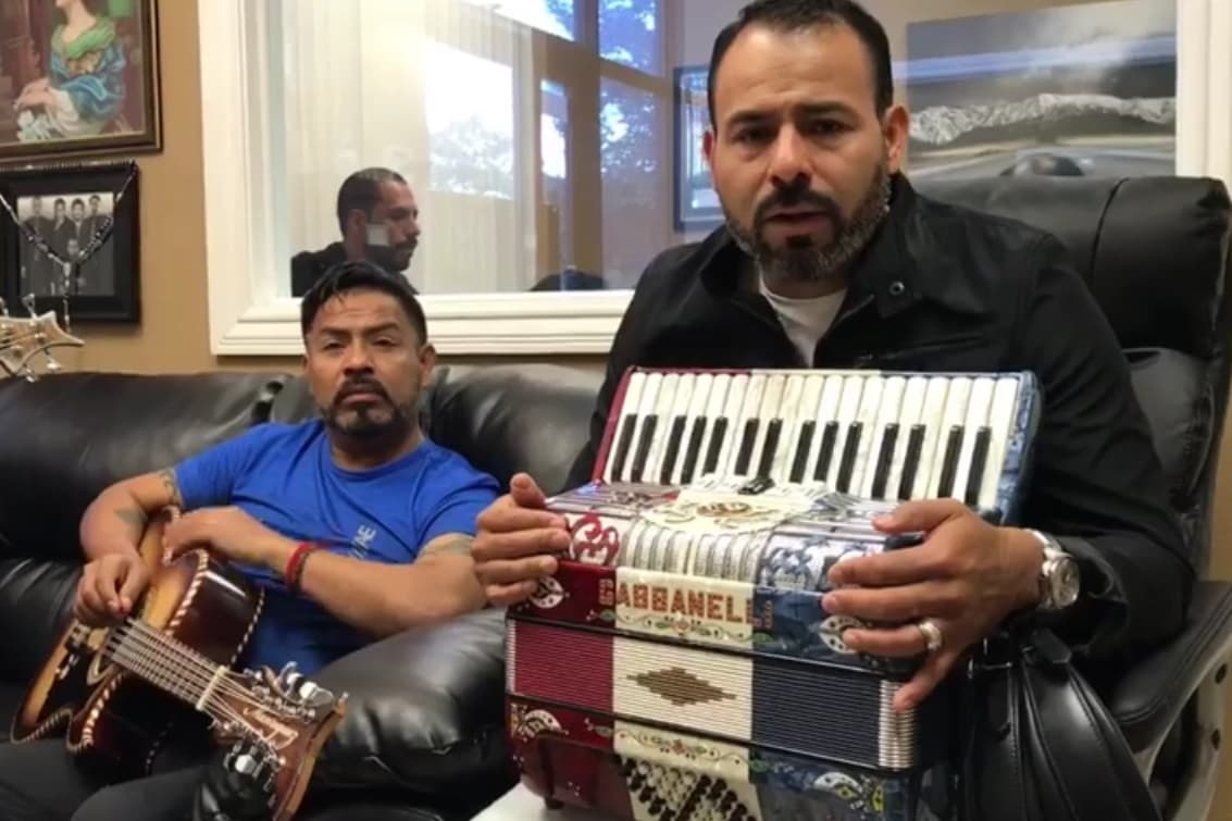 Por su parte los Inquietos del Norte, quienes radican en California, lanzaron la convocatoria para subastar sus instrumentos musicales. La ganancia será canalizada a la Cruz Roja mexicana.
