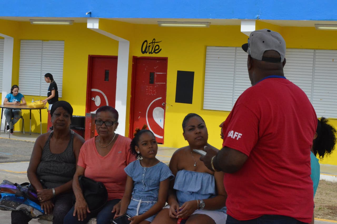 Más de mil personas afectadas por el huracán Irma en Loíza han pasado por el Boys & Girls Club del barrio Medianía Alta para buscar su plato de comida caliente elaborado por más de 30 chefs de toda la isla coordinados por la Chef Marilyn.