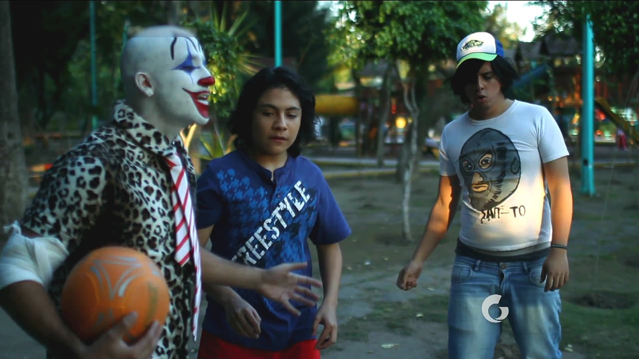 En el parque, los secuaces del payaso 'Bombito' molestan al 'Carnitas' y le quitaron su pelota (la cual ganó en la apuesta que hizo con Chuy).