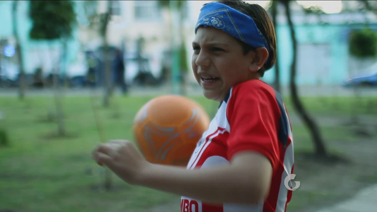 Poncho les tiende una trampa a los ladrones y al 'Carnitas' para distraerlos mientras salva al perro.