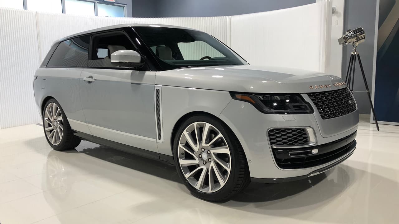 Jaguar Land Rover North America le dio acceso a 
<b>Univision Autos</b> al salón personalizado que puso a la disposición de su clientes en Miami interesados en comisionar la construcción de una 
<b>Range Rover SV Coupe</b>, su primer camioneta de ultra lujo concebida para compatir con vehículos como la 
<b>Bentley Benteyga</b> y la 
<b><a href="https://www.univision.com/noticias/suv/la-camioneta-mas-cara-del-mundo-cuesta-mas-que-tu-casa-fotos" target="_blank">Rolls-Royce Cullinan</a></b>. La Range Rover SV Coupe, la cual ya habíamos tenido oportunidad de ver en el 
<b><a href="https://www.univision.com/noticias/auto-show-de-nueva-york/lo-bueno-lo-malo-y-lo-feo-del-auto-show-de-nueva-york-2018-fotos" target="_blank">Auto Show de Nueva York 2018</a></b>, está realizando una gira mundial que la ha llevado a los lugares donde se encuentran los clientes potenciales con mayor poder adquisitivo. En Dubai por ejemplo, un cliente puso una orden por 
<b>seis camionetas</b>.