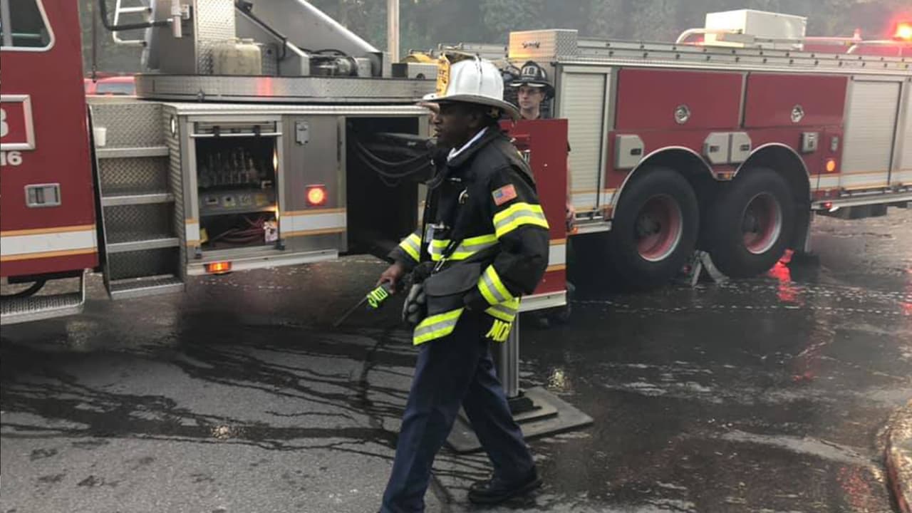 Varios residentes estaban usando sus escaleras personales para evacuar a sus vecinos de arriba y ponerlos a salvo.