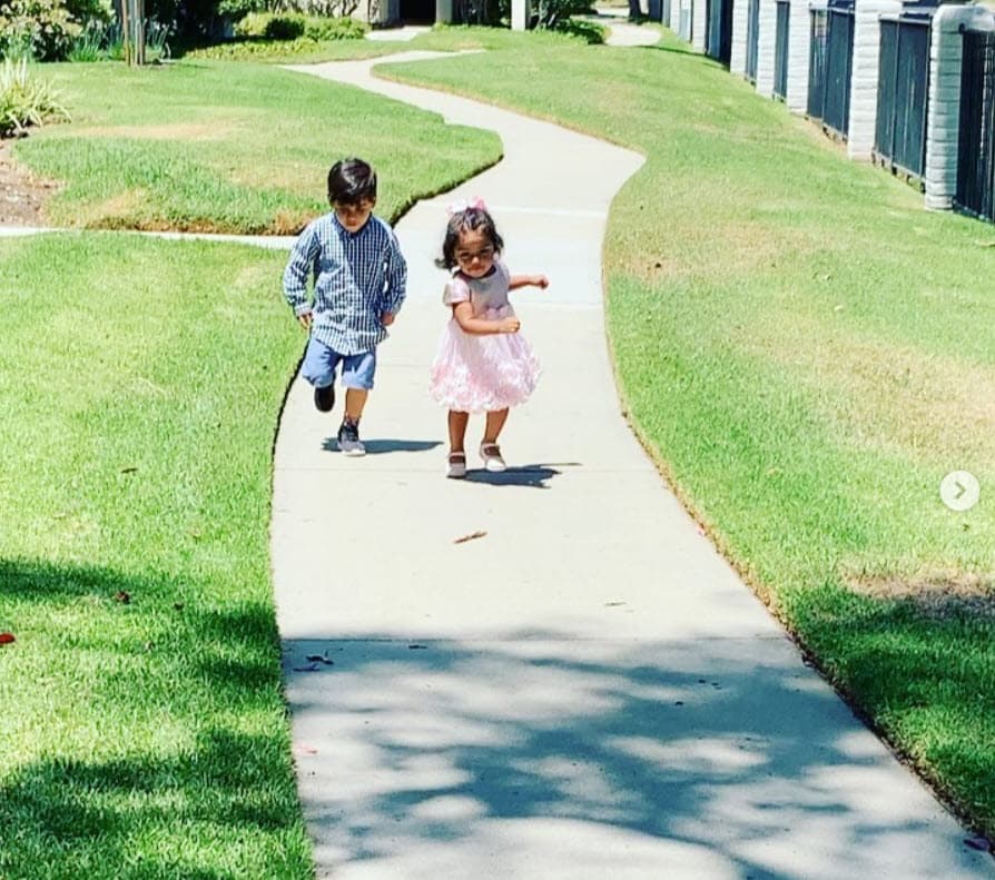 En marzo de 2019 la actriz y su esposo
<b><a href="https://www.univision.com/famosos/conoce-a-los-tres-hijos-de-karyme-lozano-la-que-tuvo-con-aitor-iturrioz-y-los-dos-que-adopto-fotos" target="_blank"> adoptaron a un bebé </a></b>de nombre Mateo. A finales de ese mismo año, lograron la adopción de la pequeña Ana Lucía. Actualmente reside en EEUU.
<br>