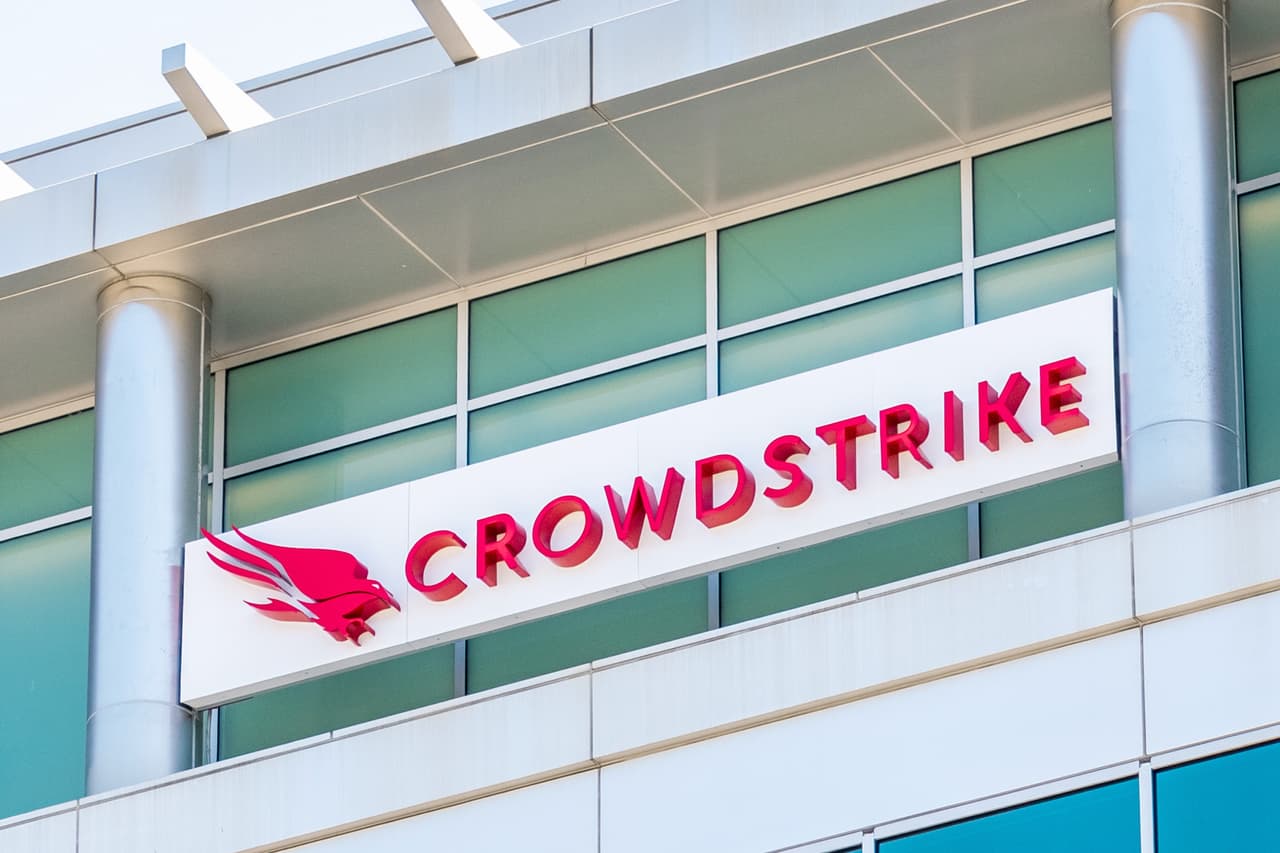 <b>Puesto 6: CrowdStrike. </b>La demanda del software de seguridad cibernética de esta compañía californiana se disparó a medida que las empresas establecieron el trabajo de forma remota. Se dio a conocer cuando descubrió a los piratas informáticos rusos que entraron a los servidores del Comité Nacional Demócrata en 2016. Su valor se incrementó 357% en 2020.
<br>