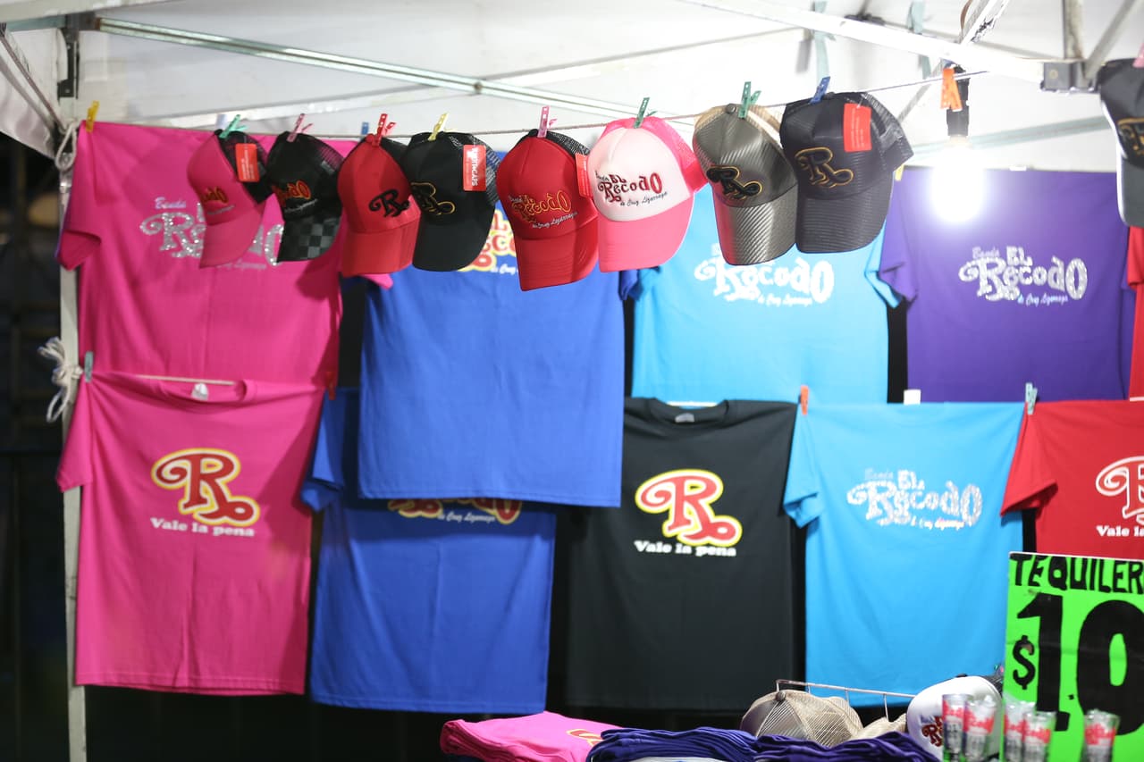 Camisetas, gorras, llaveros y mucho más para estar a tono con la función.