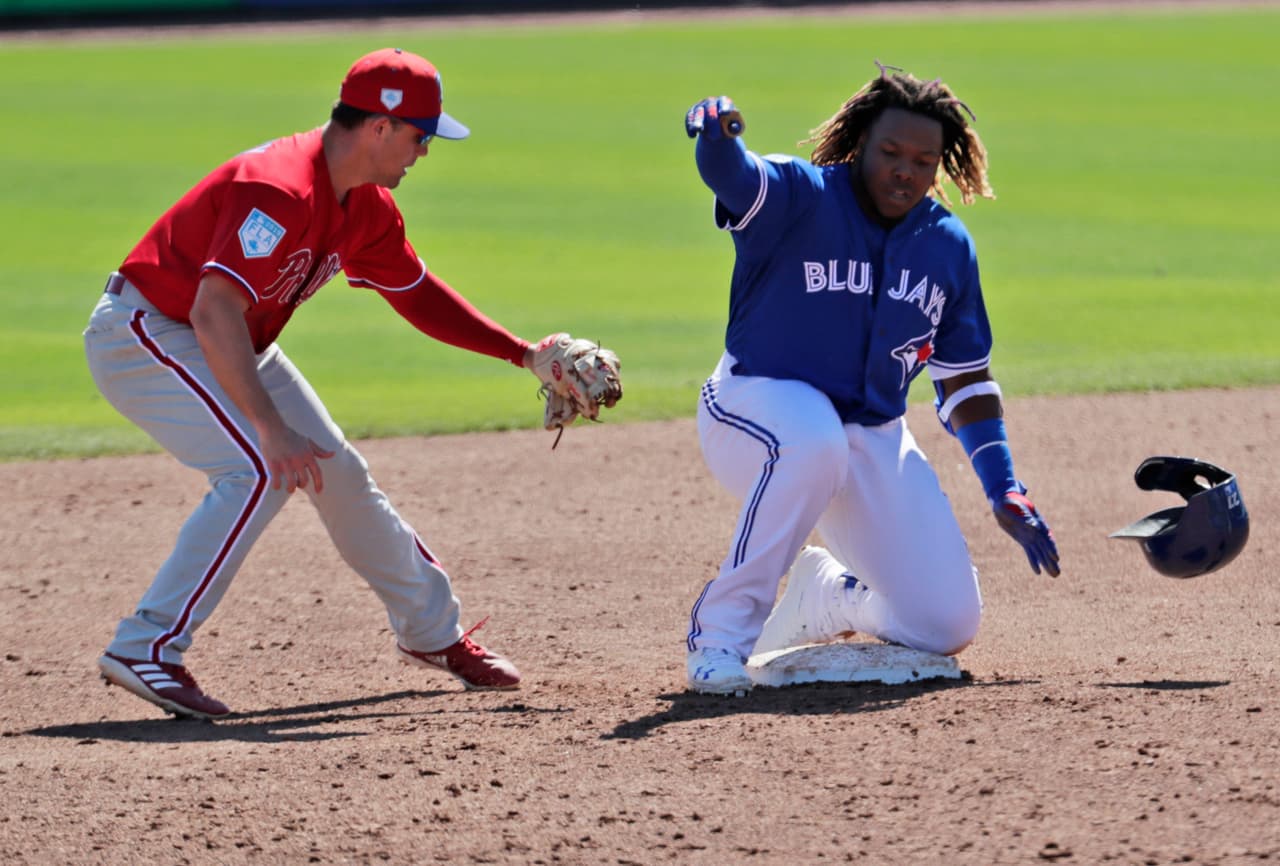 Vladimir Guerrero Jr. de los Toronto Blue Jays llega quieto a la intermedia antes de que Scott Kingery de los Philadelphia Phillies lo toque para ponerlo fuera.