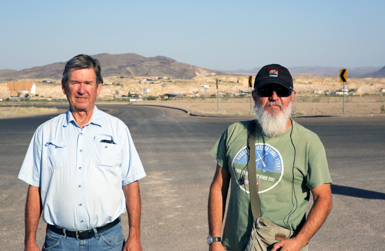 <b>Mike Davidson y Ernesto Hernández, Boquillas Crossing (Texas) - Boquilla del Carmen (Coahuila).-</b> Estos dos amigos son un ejemplo viviente de que la cooperación entre México y Estados Unidos es posible y puede ser muy positiva. Davidson es estadounidense y Hernández, mexicano. Ambos decidieron asociarse hace cinco años en un proyecto que impulsan a diario en el propio Río Grande: tienen pequeñas canoas que cruzan a los turistas desde la inhabitada orilla de Boquillas hasta la del poblado de Boquillas del Carmen. "Nosotros queremos probar que las relaciones binacionales son buenas", dice Davidson.