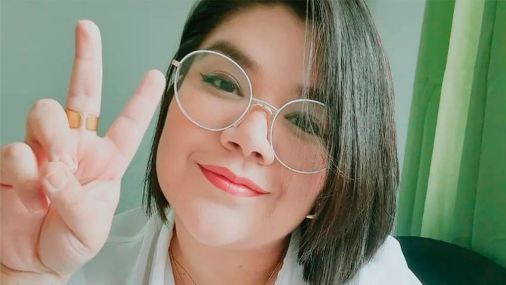 En esta imagen familiar sin fecha, la venezolana Edni López, profesora de ciencias políticas y poeta galardonada, hace un signo de victoria en su casa en Caracas, Venezuela.