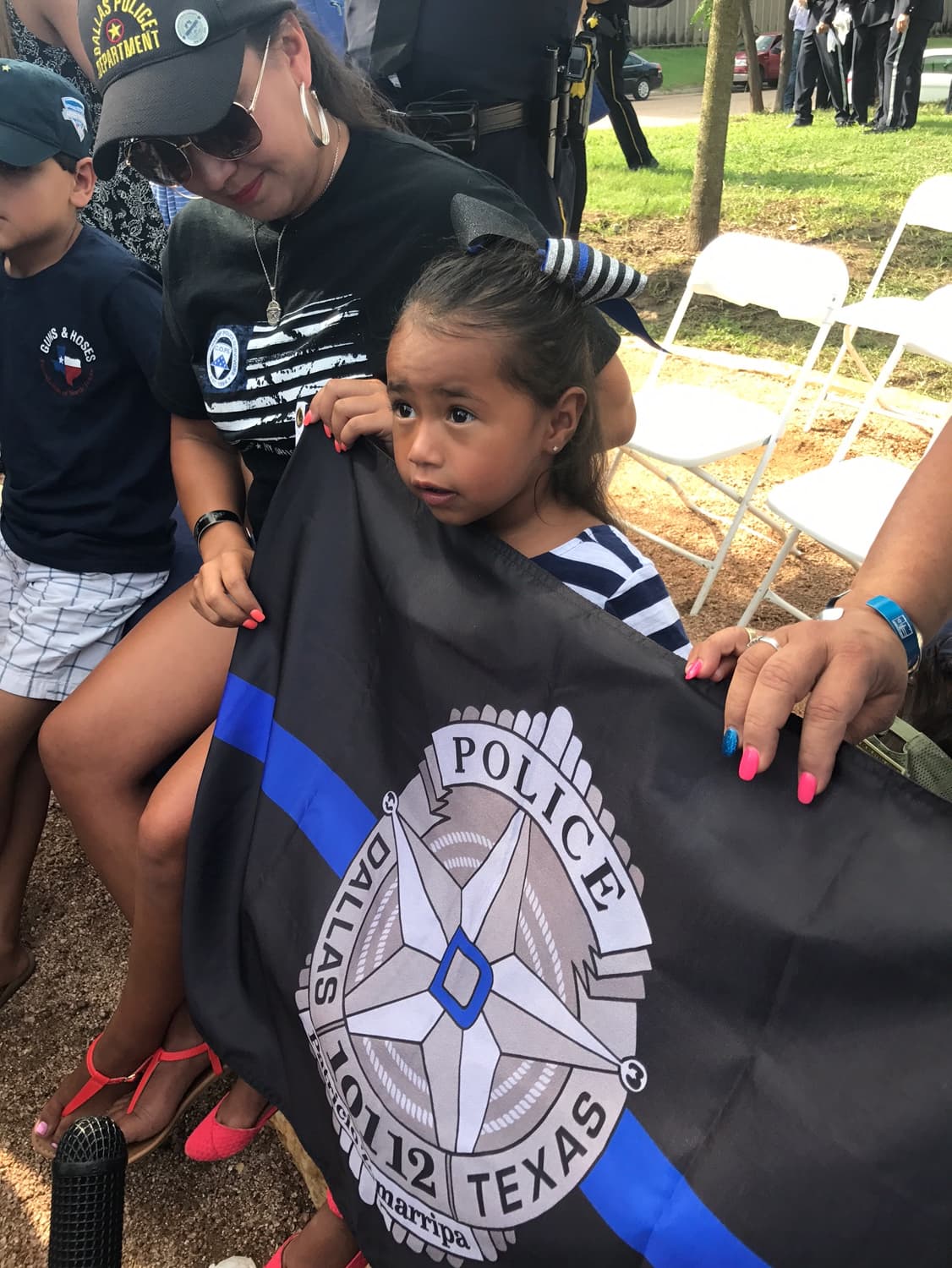 Lyncoln Zamarripa recibió una bandera en honor a su padre, Patrick, uno de los policías que falleció el 7 de julio del 2016.
