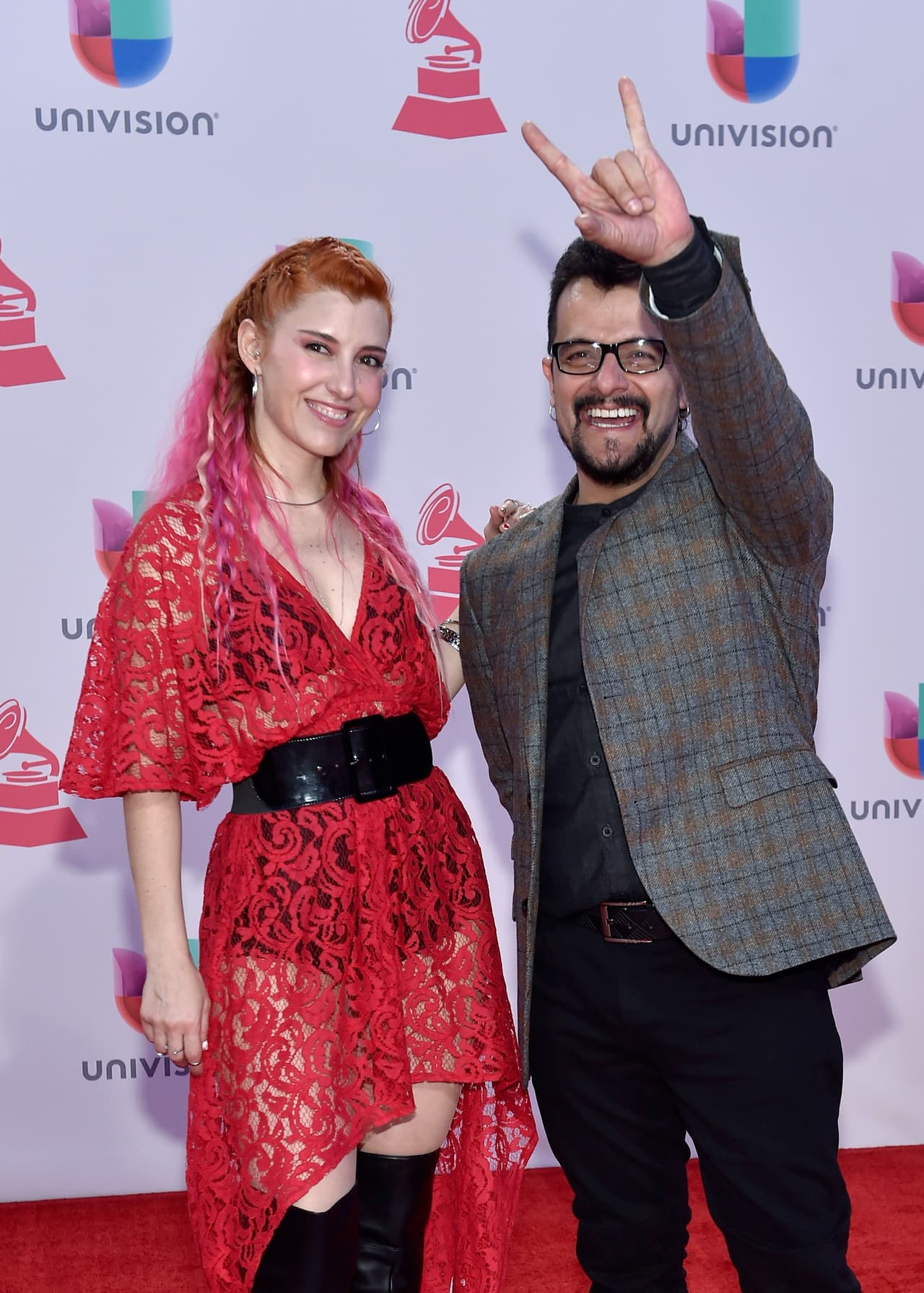 El material por el que fueron seleccionados se llama 'Universos Paralelos'.