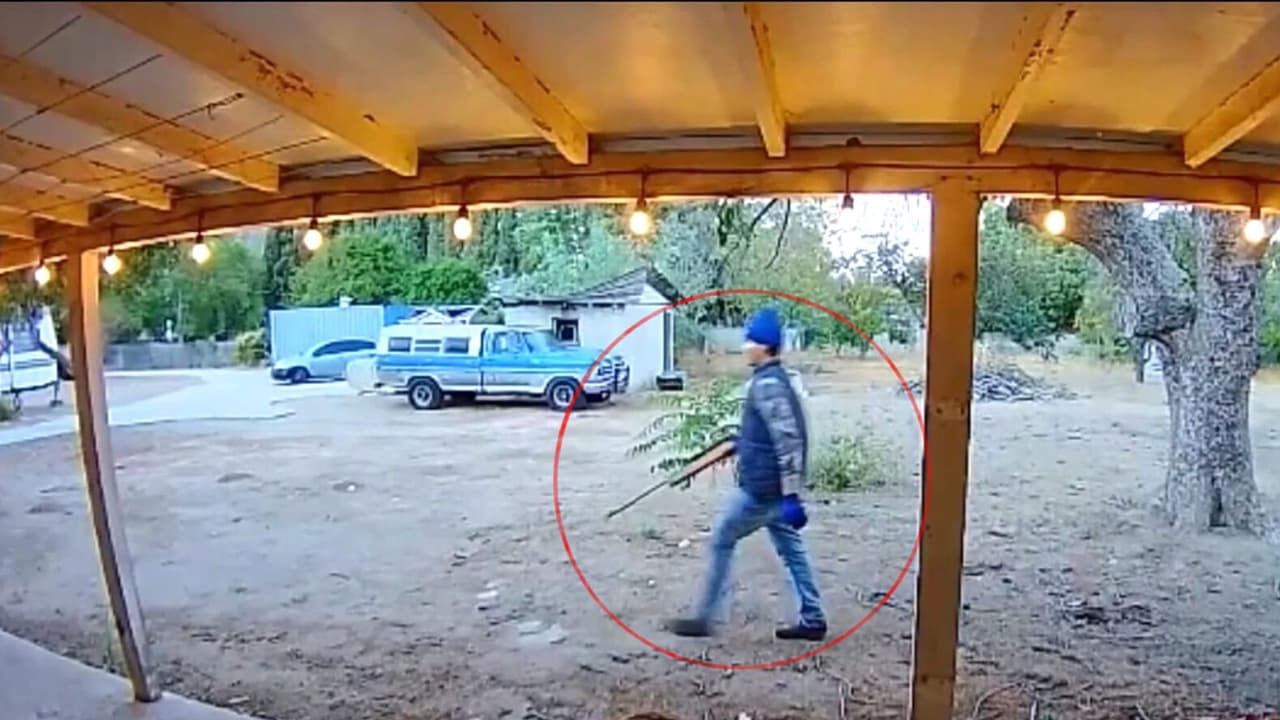 Detectives de Los Ángeles buscan a hombre que ha sido grabado mientras camina con un rifle