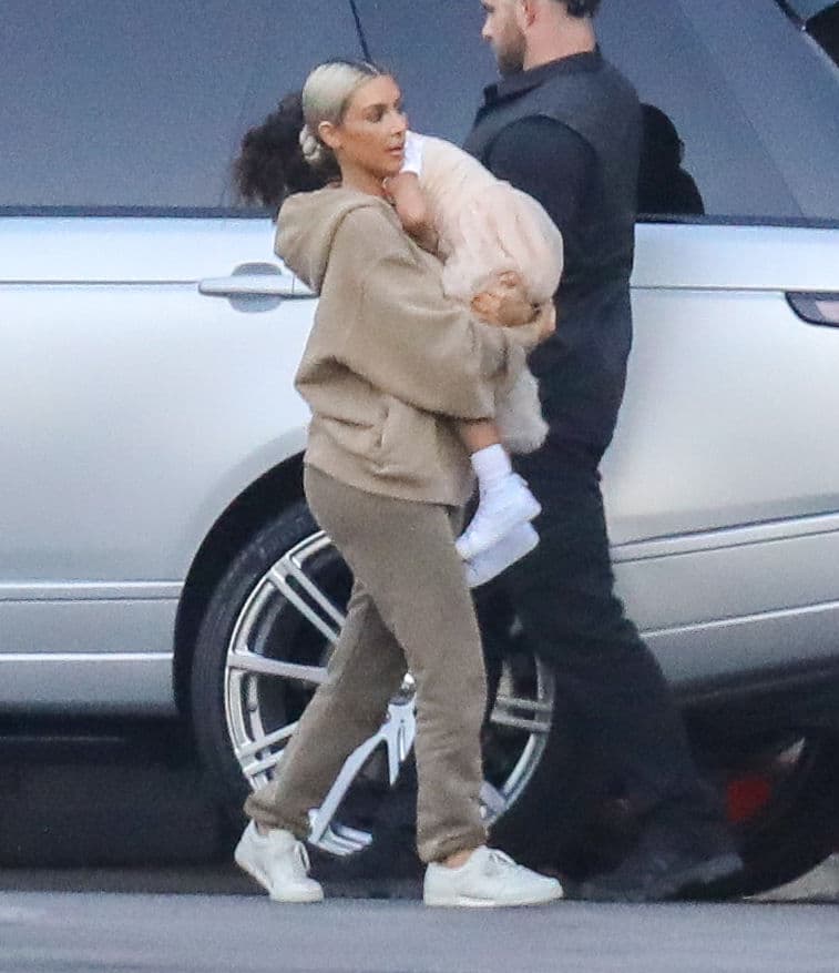 Y cada tres semanas, Kim Kardashian va a que le arreglen las cejas.