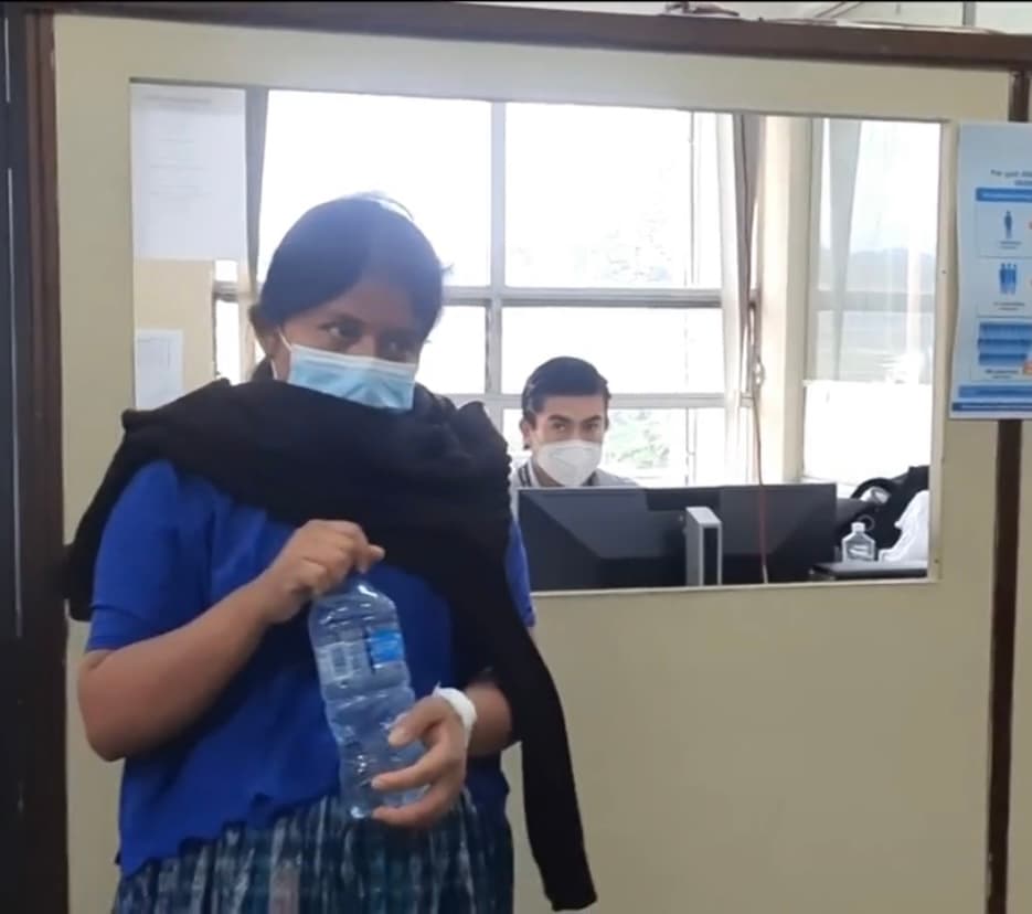 Mientras tanto, al ver que Yat no podrá volver a la que era su casa y sus familiares fueron desterrados, las autoridades
<b>han decidido ingresarla a un centro de asistencia para que pueda dar a luz al hijo que espera </b>y donde recibirá atención psicológica.
<br>
<br>