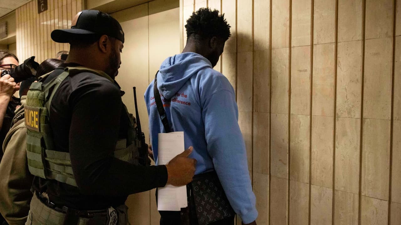 <h3 class="cms-H3-H3">Houston y alrededores</h3> En el condado Harris, el más grande del estado,
<b> hubo cerca de 1,500 <i>detainers</i> entre febrero y mayo de 2025</b>: Es 25% más que el año anterior.
<br>En el condado Montgomery, el aumento fue mayor: 
<b>Pasó de 175 a 396, un alza de 126%.</b>
<br>💡 Para dimensionar: Harris County Jail ha estado entre las cárceles con más 
<i>detainers</i> de todo el país.