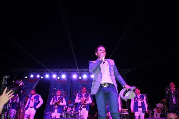 El Dasa revolucionó Phoenix con su voz y carisma, enloqueciendo a miles de fans que los esperaban ansiosas. El chulo causó furor con sus movimientos sexy y desafió seguridad para acercarse y bailar con sus consentidas.