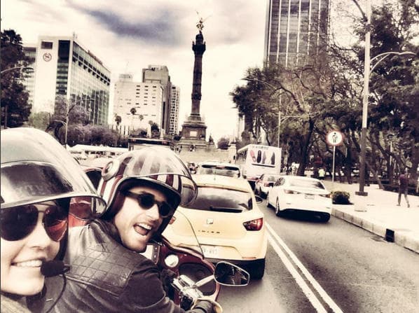 Aprovechan los días que tienen de vacaciones para andar en moto por la Ciudad de México.