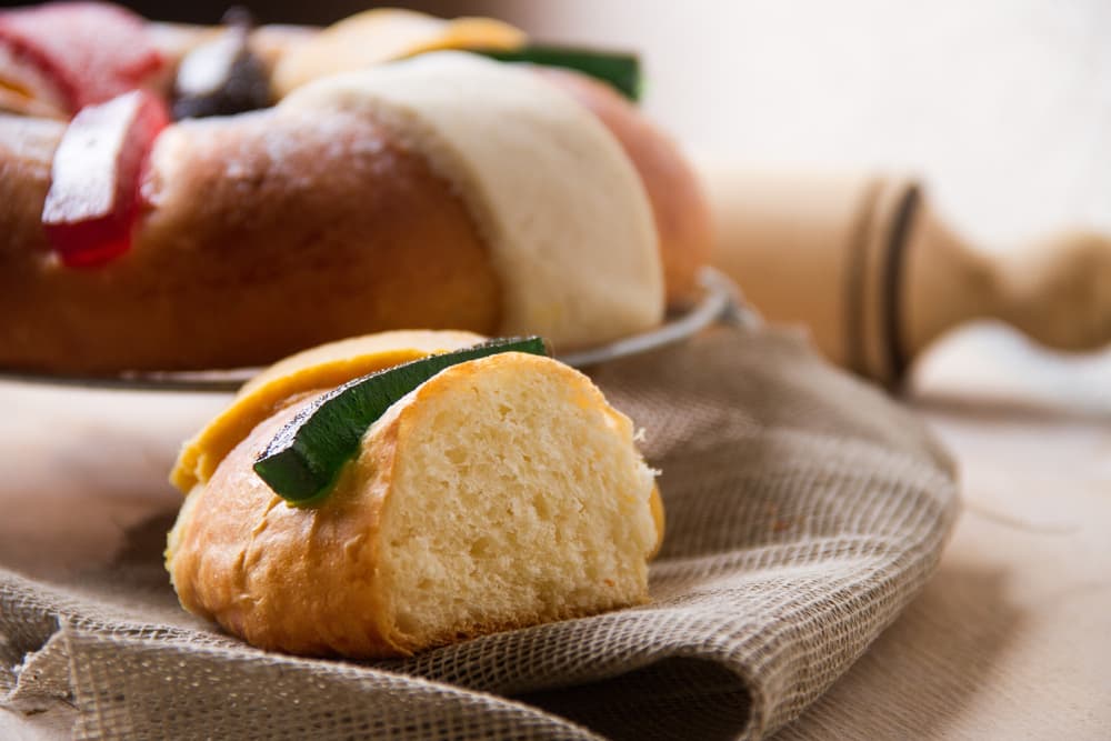 También, hay versiones que dicen que los dulces o frutos secos que la adornan representan las distracciones del mundo terrenal que nos impiden encontrar a Jesús.