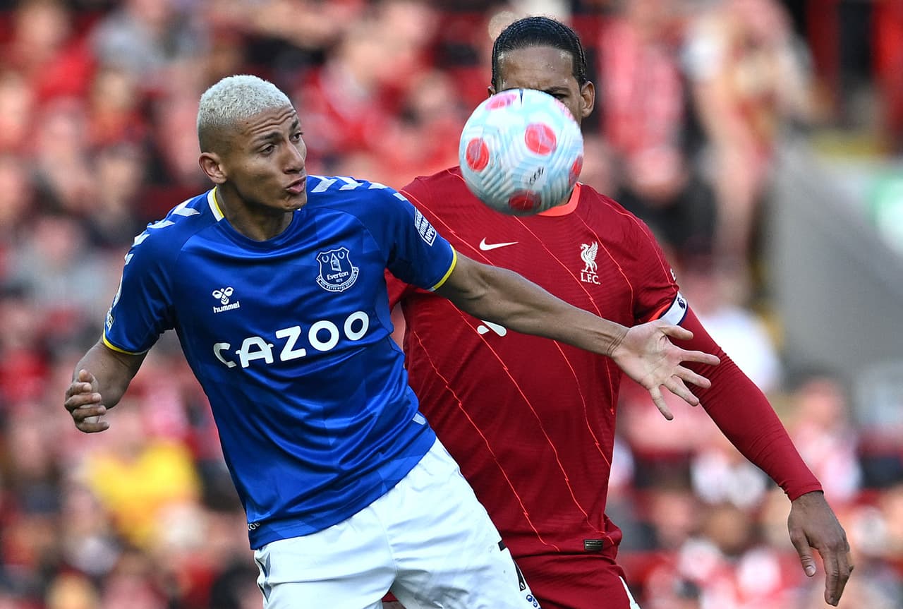 Liverpool derrotó al Everton gracias a los goles de Andrew Robertson y Divock Origi.