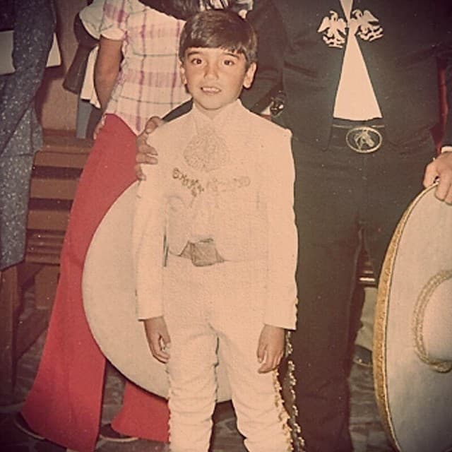 Desde temprana edad, "El Potrillo" ya vestía orgullosamente el traje de charro.
