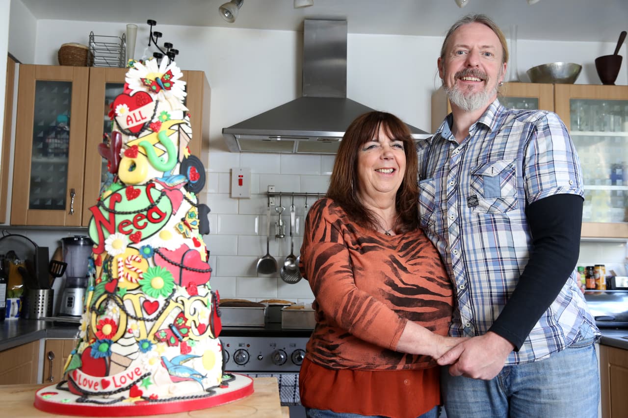 Tiene 68 años y su esposo Richard Gregory-Gibbon, la apoyado en su carrera como repostera.