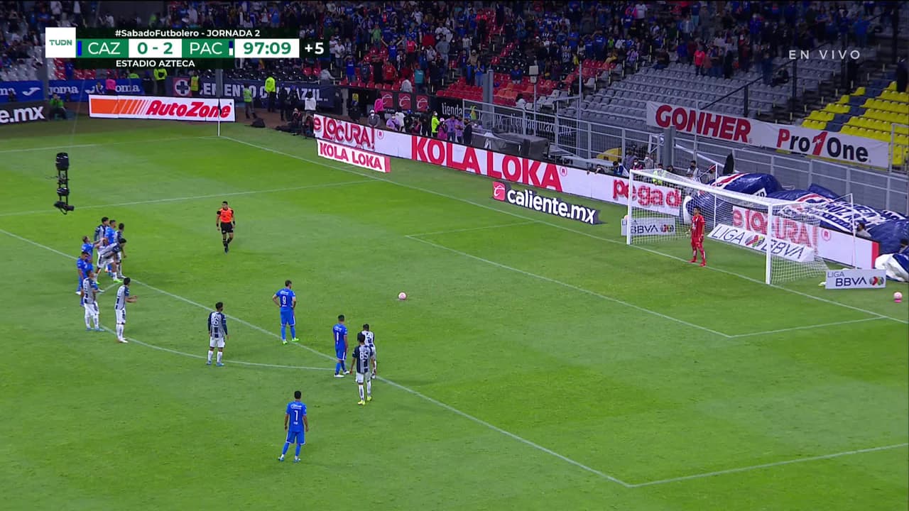 ¡GOL!  anota para Cruz Azul. Santiago Giménez