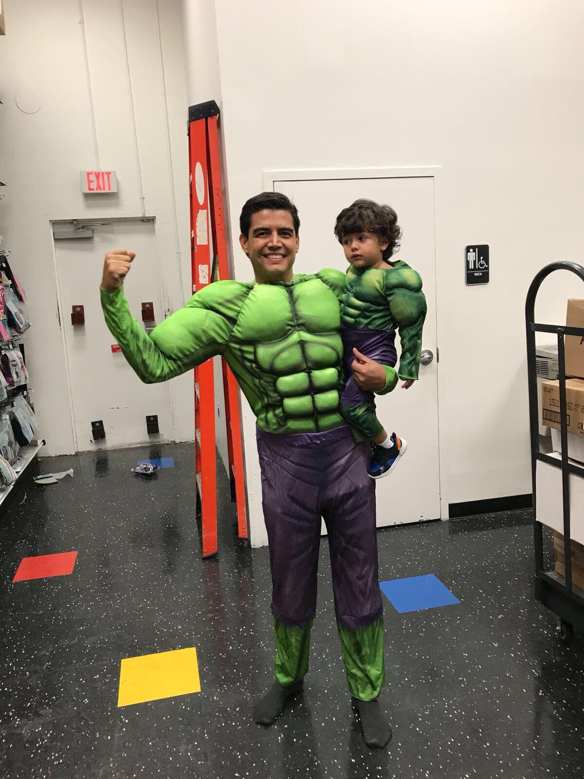 Orlando fue el papá más feliz por haber encontrado un disfraz idéntico al de Joshua.