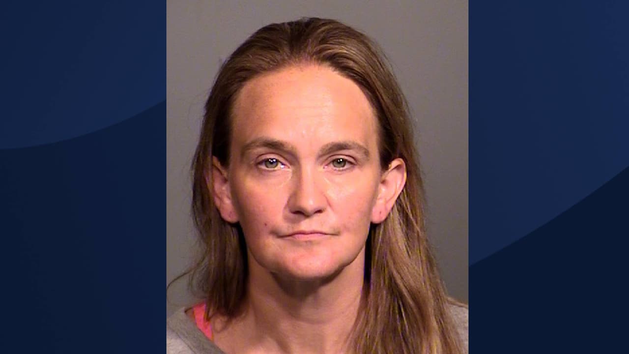 Arrestan a madre de Chandler tras la muerte de su hijo por presunta sobredosis