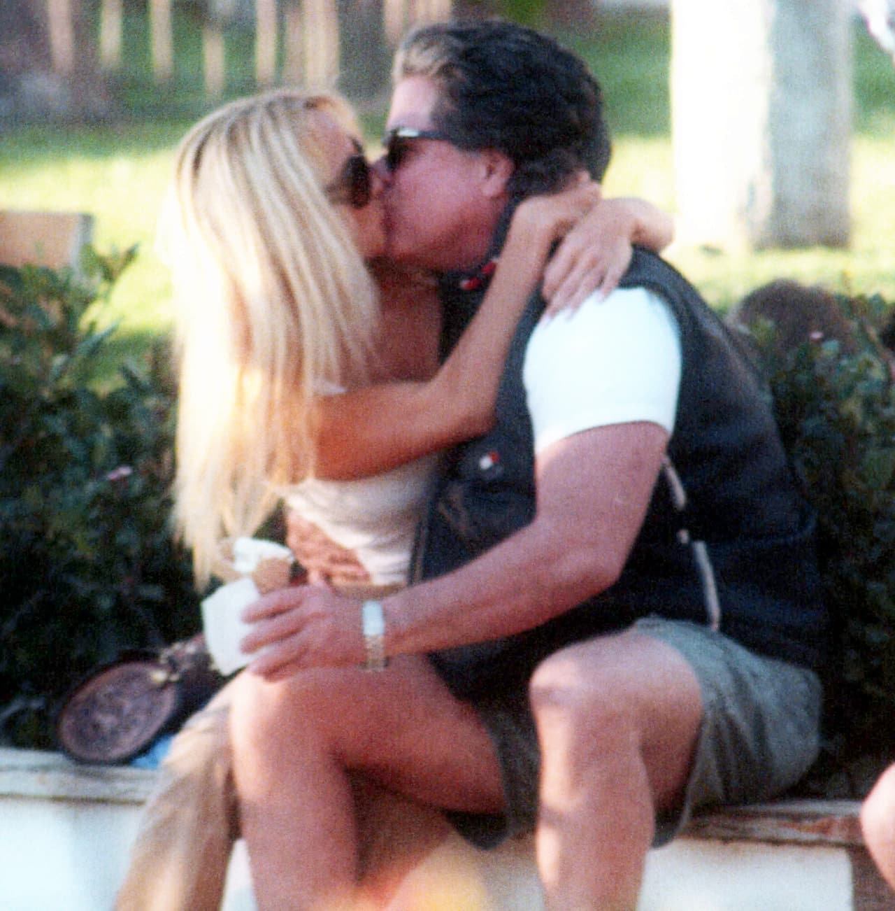 La actriz de 52 años celebró su quinta boda en una ceremonia privada que se llevó a cabo el lunes en Malibú, informó este martes 
<a href="https://www.hollywoodreporter.com/news/pamela-anderson-marries-movie-mogul-jon-peters-secret-ceremony-1271622" target="_blank">The Hollywood Reporter</a>.