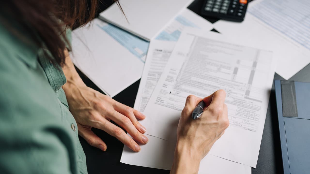 <h3 class="cms-H3-H3">4.- Cuida tu reembolso</h3>
<br>
<br>Debes tener cuidado de que el preparador no incluya la información de su cuenta bancaria en el reclamo del reembolso. 
<br>
<br>Revisa a detalle tu declaración antes de firmarla. 
<b>Exige a la persona que ayuda recibos por sus servicios y nunca firmes formularios en blanco.</b>