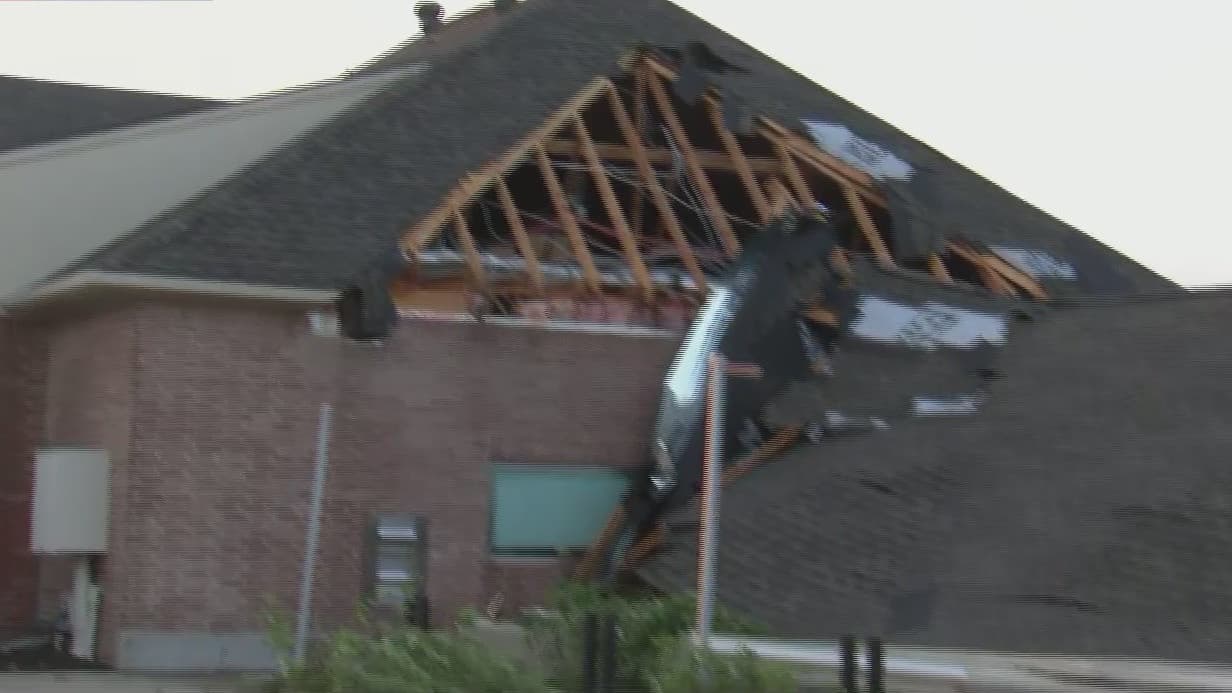 De acuerdo con las autoridades del condado Collin, las fuertes ráfagas de viento que azotaron la región en las últimas horas provocaron la caída de una gran parte del techo de dicha estructura. Alrededor de la fachada del lugar también se pueden ver varias ramas de árboles caídos.