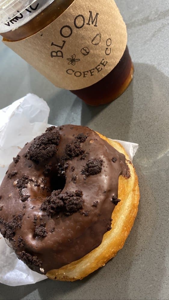 <b>Bloom Coffee</b>
<br>Dirección: 2025 Peachtree St NE Atlanta, GA 30309
<br>Teléfono: (404) 343-6631
<br>Sitio web:
<a href="http://bloomcoffeecoatl.com">http://bloomcoffeecoatl.com</a>
<br>
<a href="https://www.yelp.com/map/bloom-coffee-atlanta-3"><b>Cómo llegar</b></a>
<br>
<br>Una usuaria de Yelp dijo: “Amo este nuevo lugar en Buckhead. Su café es fantástico, pero el ambiente es la mejor parte: es súper lindo, un excelente lugar para trabajar y los baristas son muy amables.