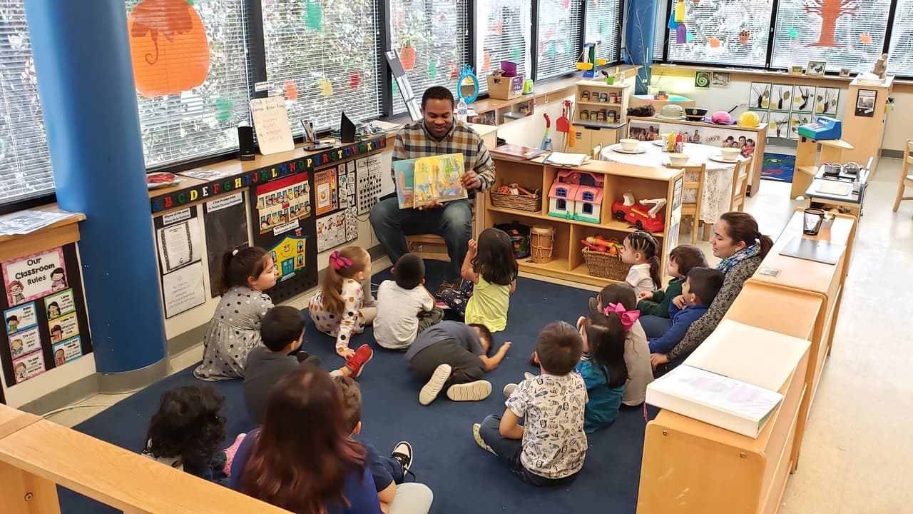 Ex jugadores de los Chicago Bears llegaron a una escuela en La Villita para promover educación temprana.