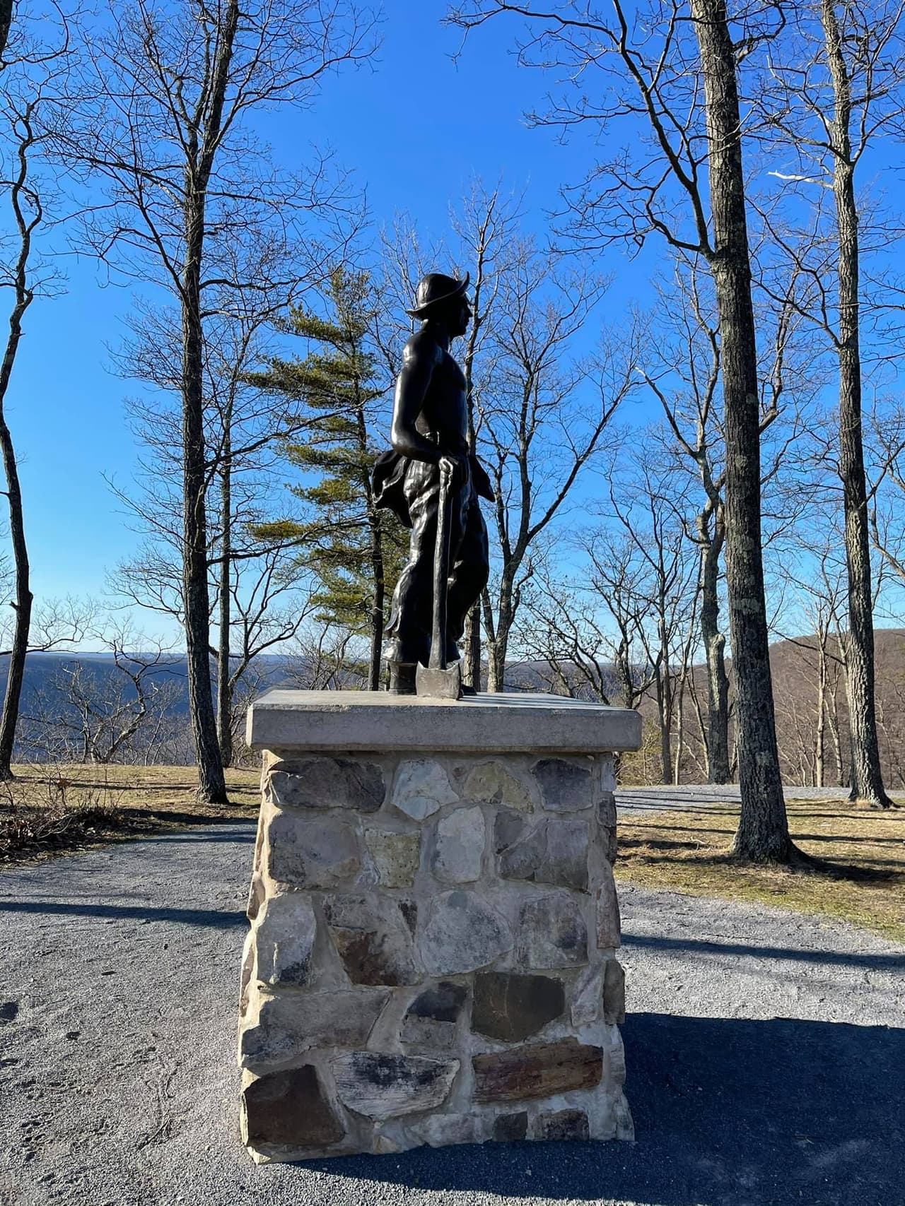Un monumento a los bomberos y una estatua de bronce a los efectivos del CCC están cerca del mirador.