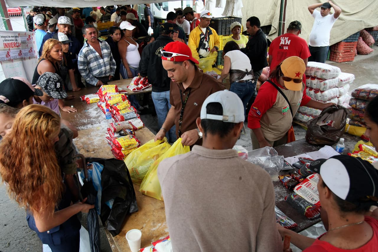 El gobierno ya no puede importar alimentos y continuar su política de precios subsidiados. El resultado es hambre. La escasez incluye productos tan básicos como el papel higiénico, el jabón de baño, la leche y la carne, así como de insumos médicos y medicamentos.