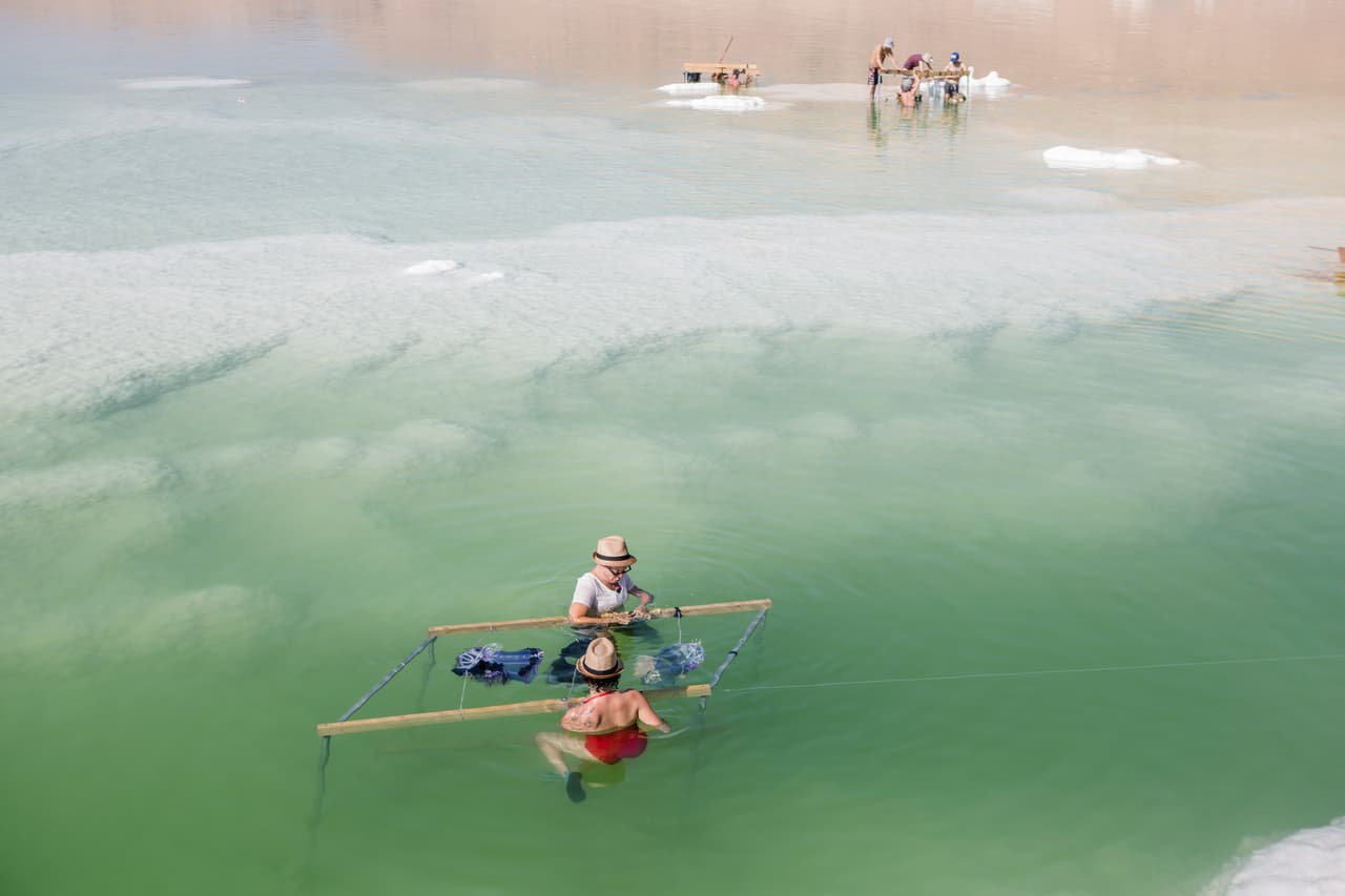 El Mar Muerto, ubicado entre Israel y Jordania es el punto más bajo que existe en el planeta una vez que está a 1368 pies (417 metros) por debajo del nivel del mar. Esa condición hace que sea la mayor concentración de sal del mundo, (tiene algo así como 340 gramos por litro de agua) y justamente ese nivel de salinidad impide la vida. Sin embargo, sus aguas traen alivio a cientos de visitantes que los recorren cada año. Shaxaf Haber