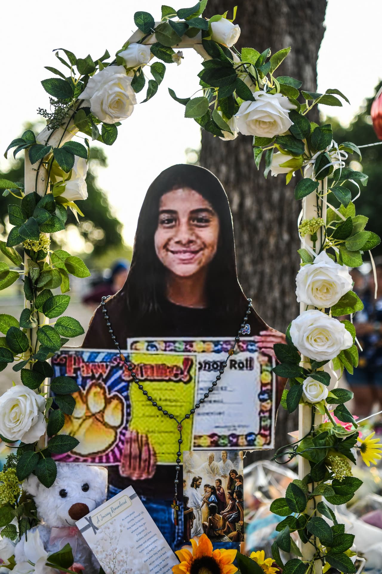 Esta es la imagen de Maite Yuleana Rodríguez en un monumento improvisado en la Escuela Primaria Robb en Uvalde, Texas. Maite tenía 10 años y murió en el tiroteo masivo en su escuela.