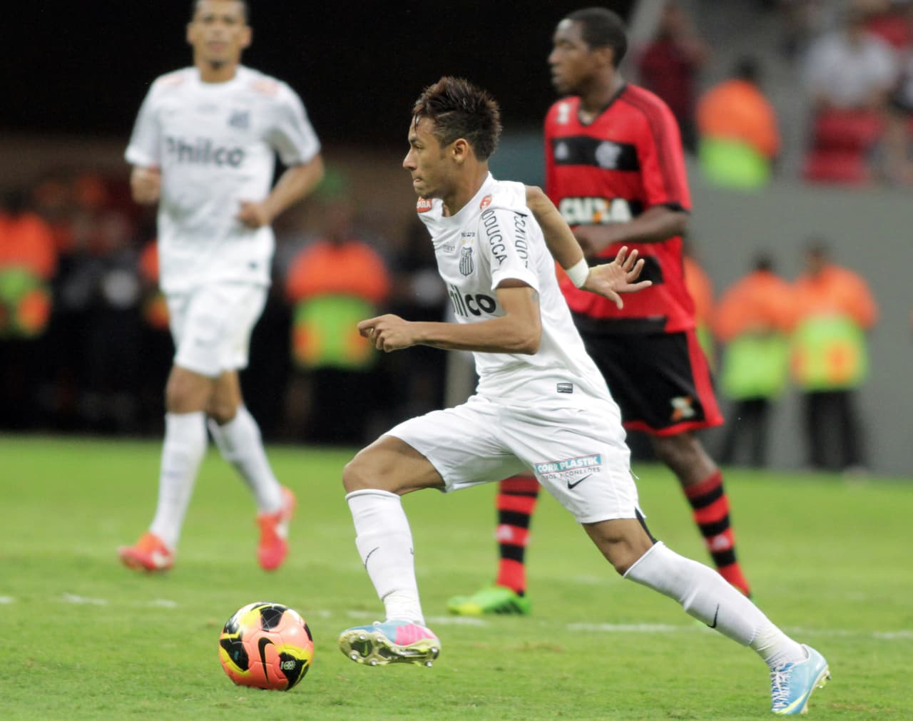 Neymar. El actual jugador del PSG, debutó a los 17 años con Santos de Brasil. Anotó gol en su segundo encuentro de liga y durante su primera temporada logró 14 tantos en 48 partidos.