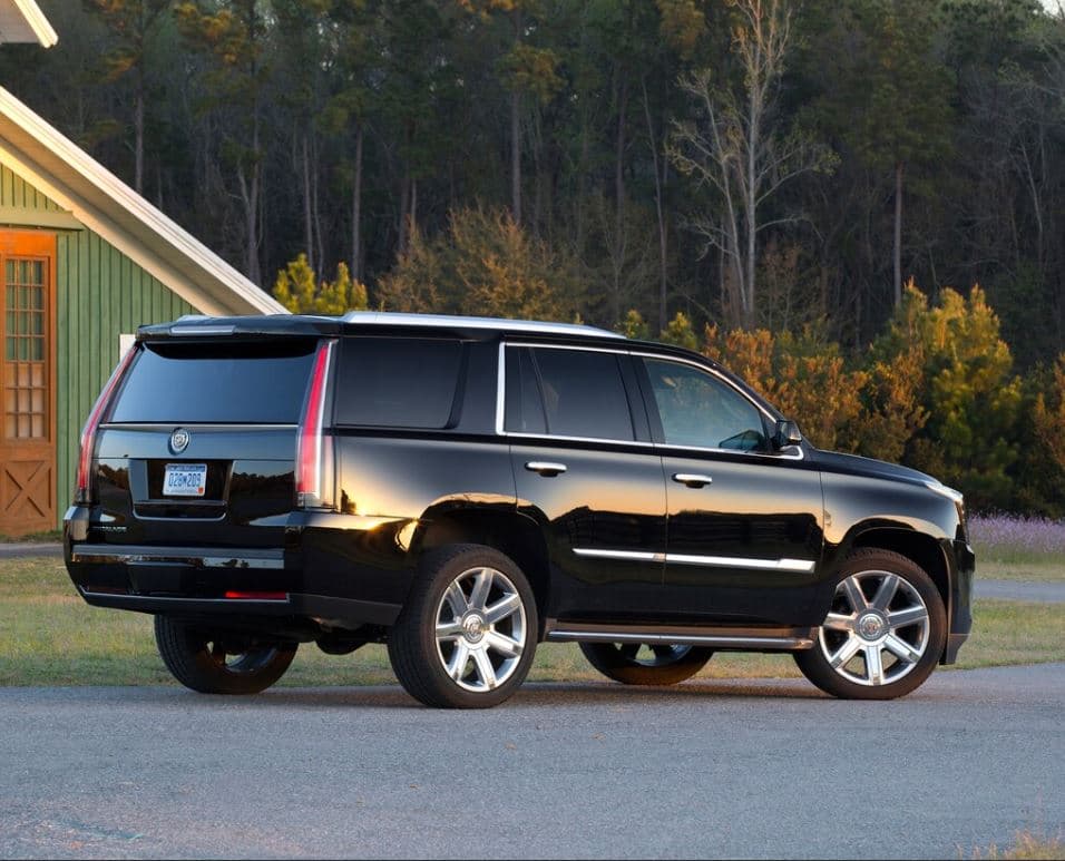 <u><b>Cadillac Escalade 2015</b></u>
<br>Motor: V8 6.2 litros 
<br>Potencia/Torque: 420 hp/460 lb-pie
<br>Precio original: $73,000 - $85,000
<br>Valor actual: $36,000