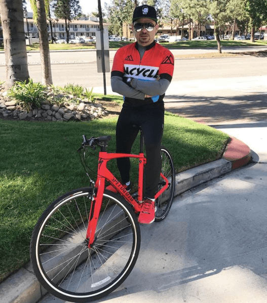 Su pasión por el ciclismo lo ha llevado a mantener una buena condición física, pero también le produjo un grave accidente y un tremendo susto.