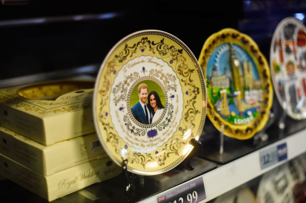 En este plato decorativo se aprecia un recuerdo del día en que Harry y Meghan anunciaron al mundo que 
<b><a href="https://www.univision.com/famosos/con-una-foto-inedita-de-su-boda-meghan-markle-y-el-principe-harry-celebran-el-aniversario-de-su-compromiso-fotos">se habían comprometido</a></b>. el 27 de noviembre de 2017.