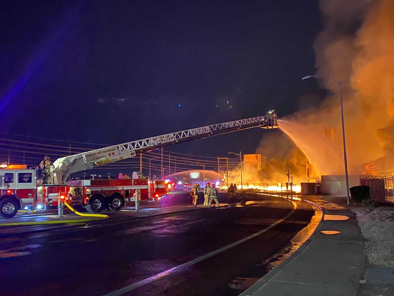 El incendio del complejo de apartamentos en construcción se registró cerca de la cuadra 600 W Grant Street y la Avenida 7. 
<br>