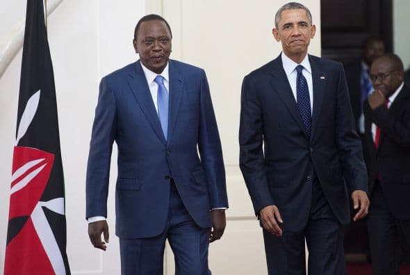 El presidente keniano, Uhuru Kenyatta llega con su homólogo estadounidense, Barack Obama, apra una reunión en la Casa de Gobierno en Nairobi.