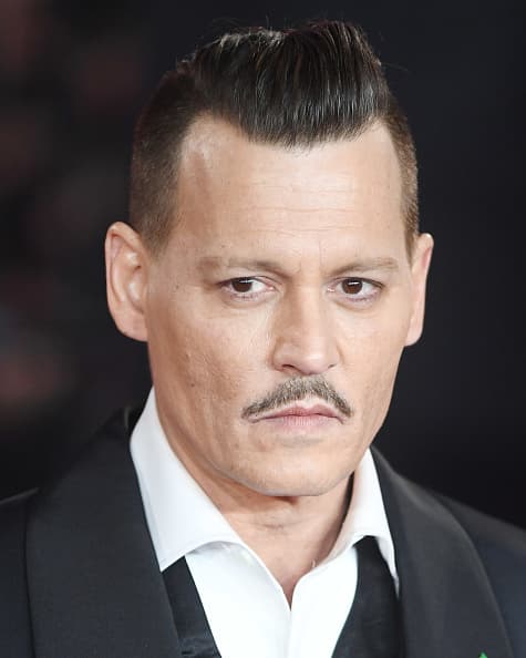 La actriz afirma que Depp a bordo del avión "comenzó a lanzarme objetos por haber filmado una escena romántica con James Franco… Me empujó a una silla mientras caminaba, me gritó y se burló de mí gritando el nombre de James Franco".