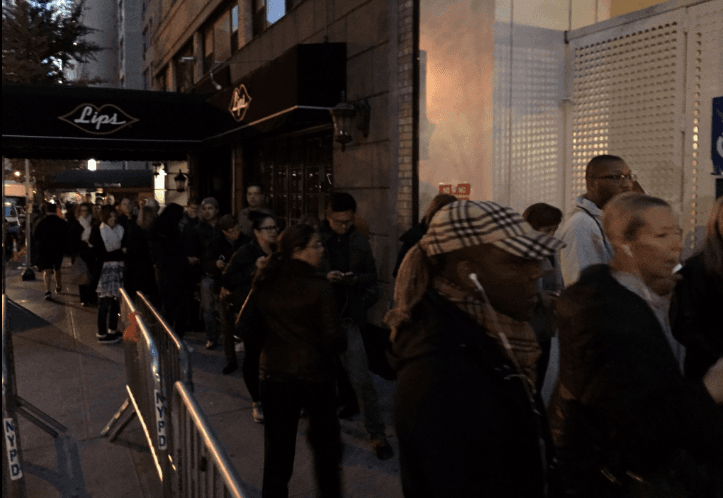 El centro de votación PS.59 está al lado de "Lips", un establecimiento famoso por las presentaciones y la atención que ofrecen diversos miembros de la comunidad LGBT.