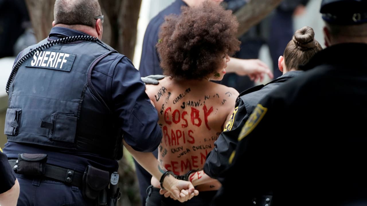 Una mujer enfurecida y con los pechos al aire recibió a Bill Cosby en una corte de Filadelfia