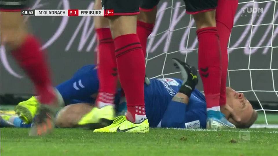 ¡CERCA!. Breel Embolo disparó que se estrella en el poste.