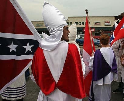 KKKEl más conocido grupo supremacista es el Ku Klux Klan, creado en 1865 en Tennessee por soldados que sirvieron en la Confederación durante la Guerra Civil. Se estima que en Estados Unidos, el Klan opera unas 180 filiales y que su membresía alcanza las 10,000 personas.Predican la separación de las razas, con la predominación de la anglosajona.